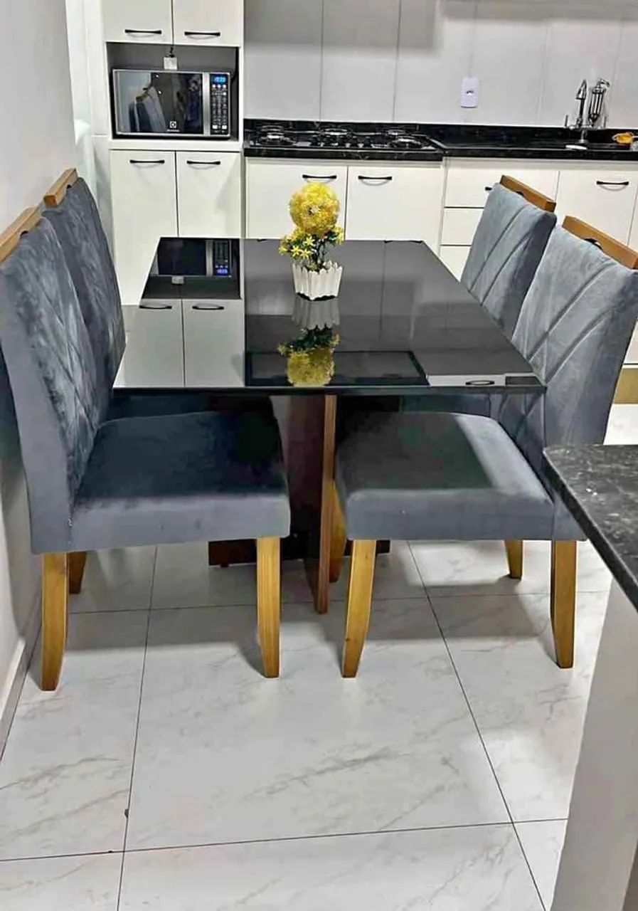 Mesa de Jantar com 4 Cadeiras Estofadas