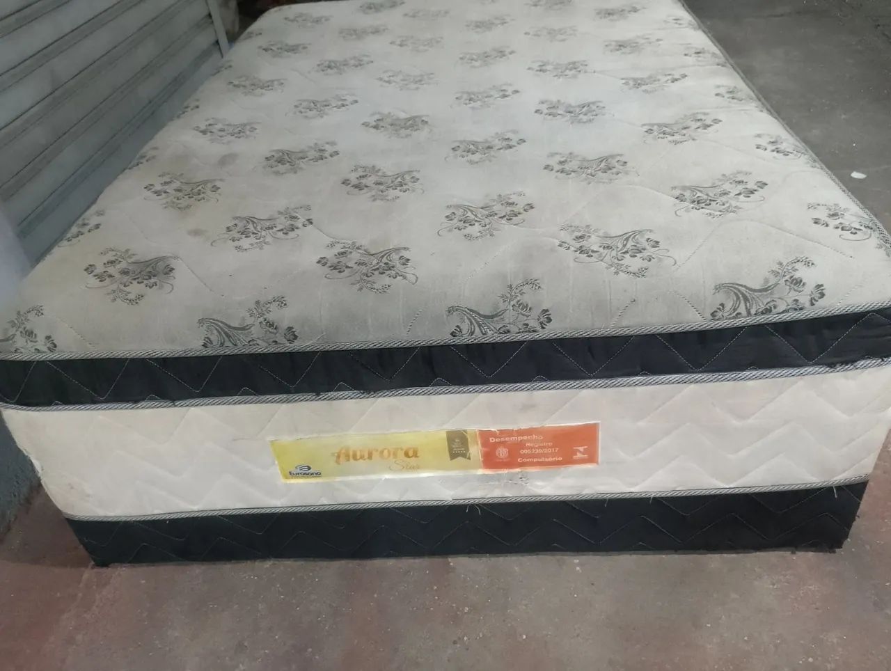 Cama box de casal mola ensacada seme nova 350 entrego  - Foto 3