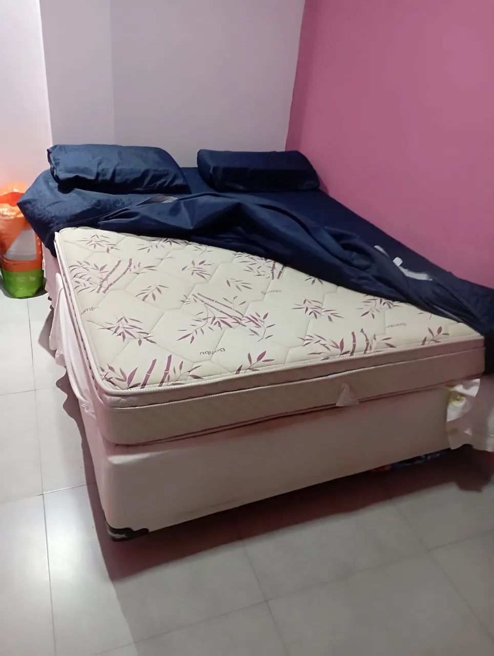 Cama de casal pouco usada