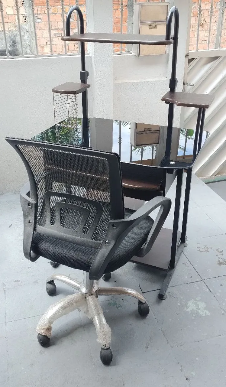 Conjunto de Cadeira de Escritório e Mesa com Prateleiras