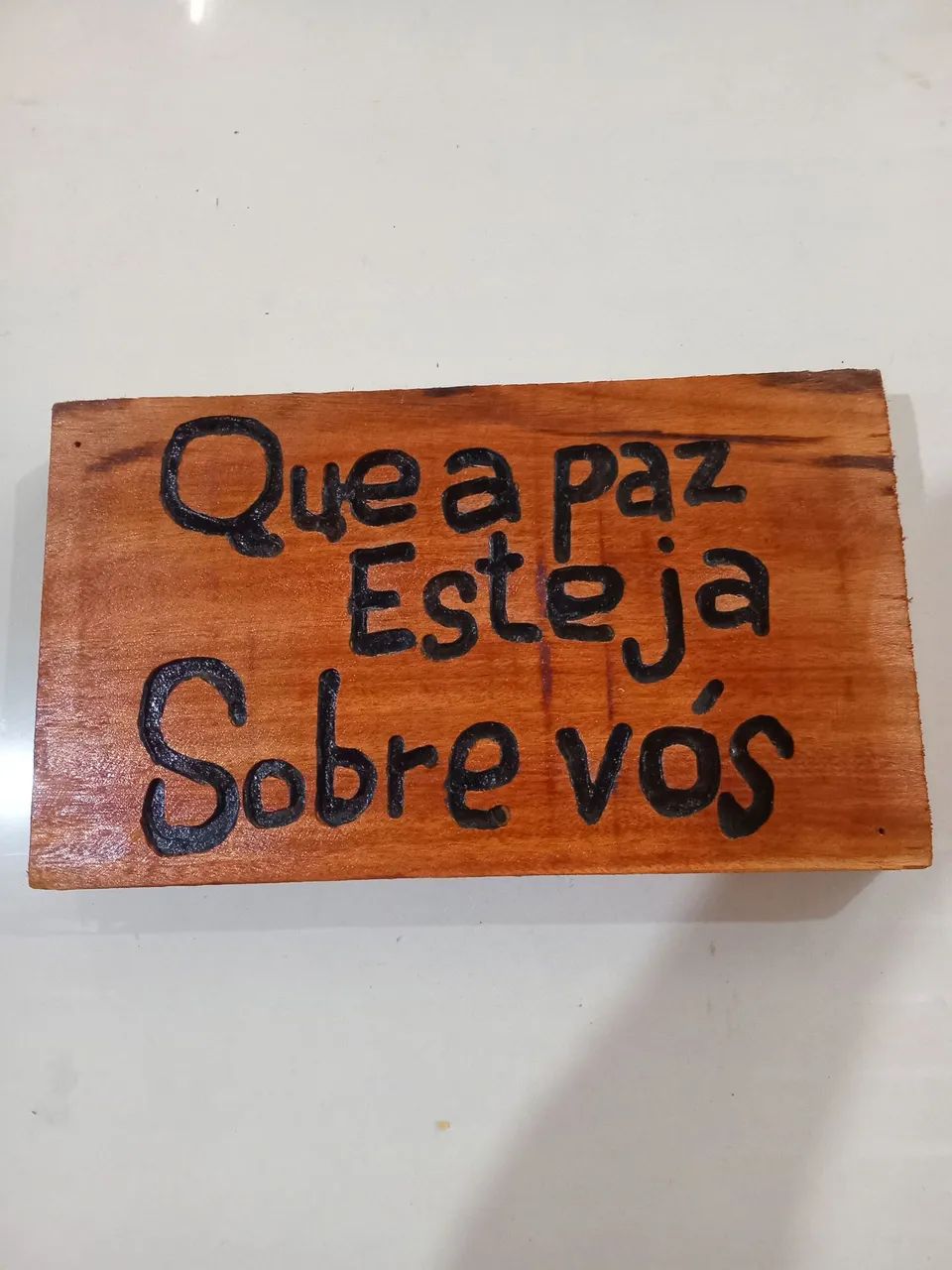 Placa Decorativa em Madeira - Que a Paz Esteja Sobre Vós.