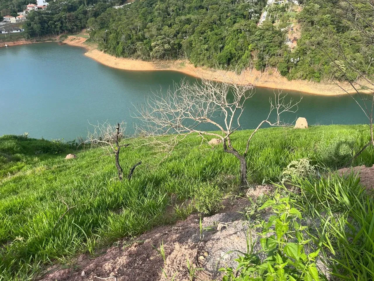 Excelente terreno pé na água em condomínio fechado na cidade de Igaratá - SP