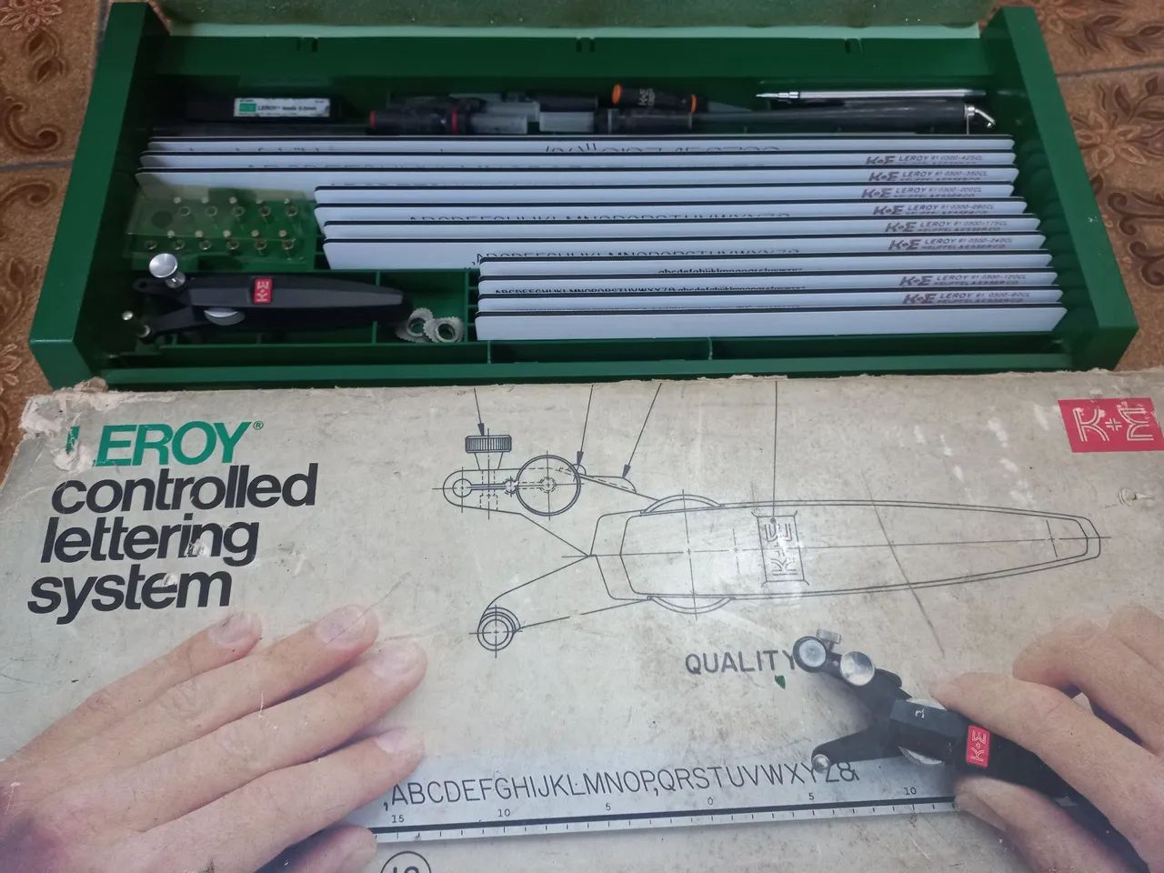  Estojo normógrafo Leroy 