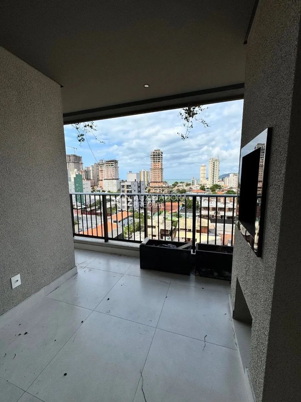 Apartamento com sacada e 2 quartos no Perequê - Foto 2