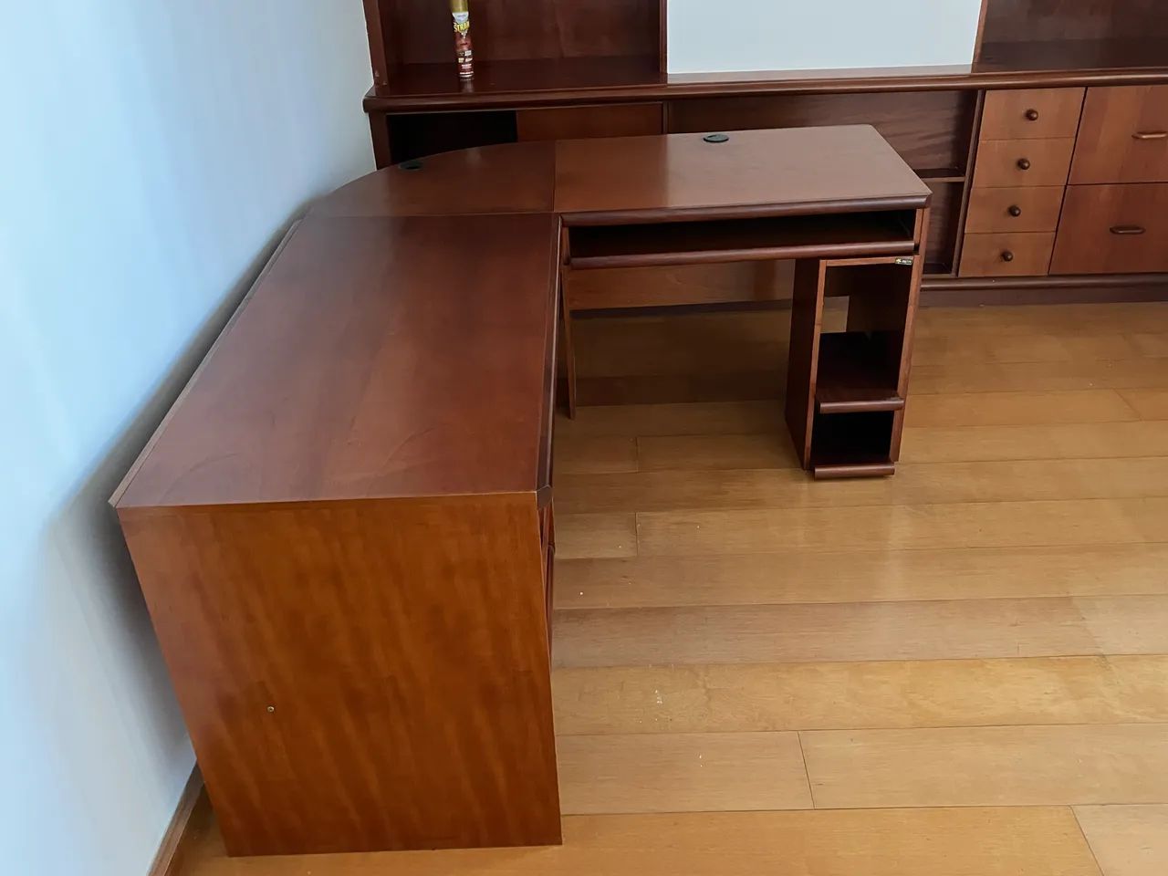 Mesa de escritório em L para desocupar lugar em madeira  - Foto 3