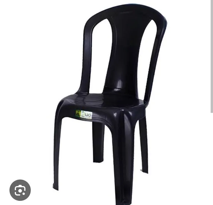 Mesa e duas cadeiras de plástico preta resistente