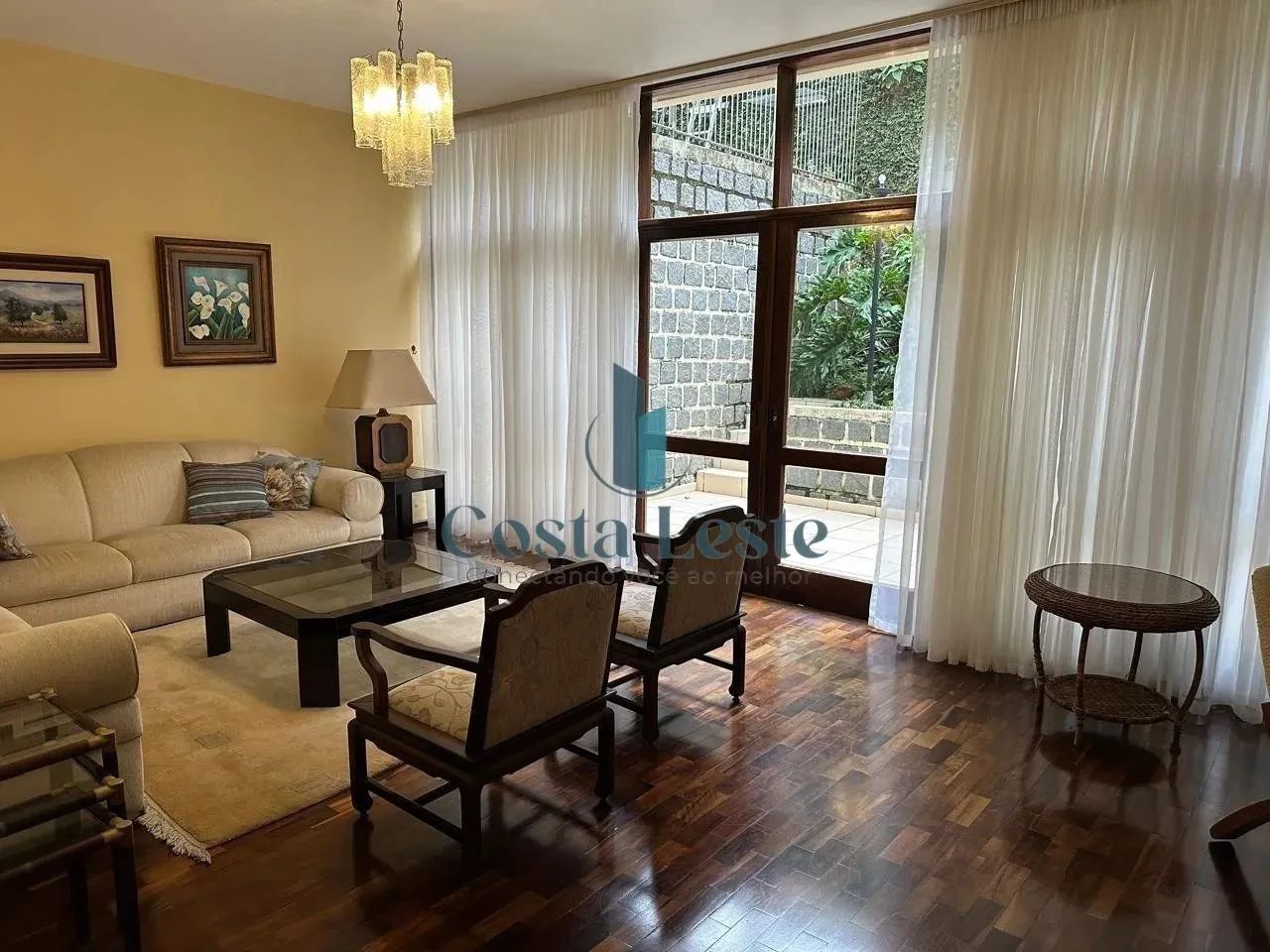 Ampla casa comercial no Centro