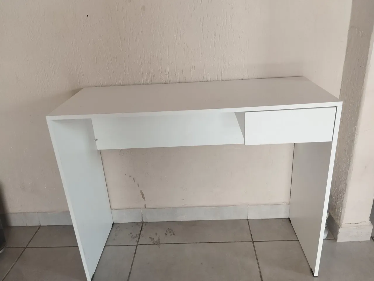 Mesa de Escritório Branca com Gaveta - Design Moderno