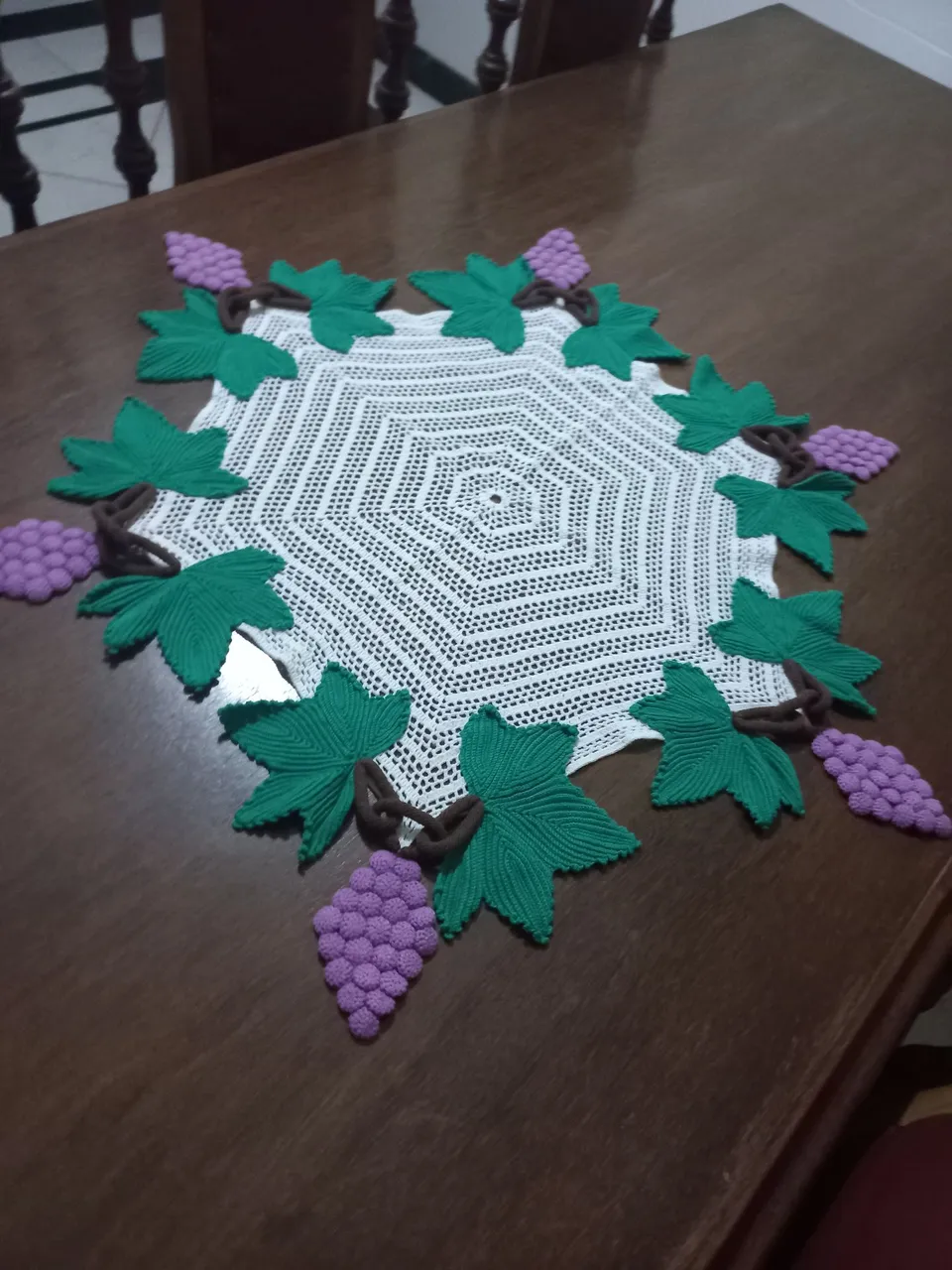 Toalha de Mesa em Crochê com Detalhes de Uva
