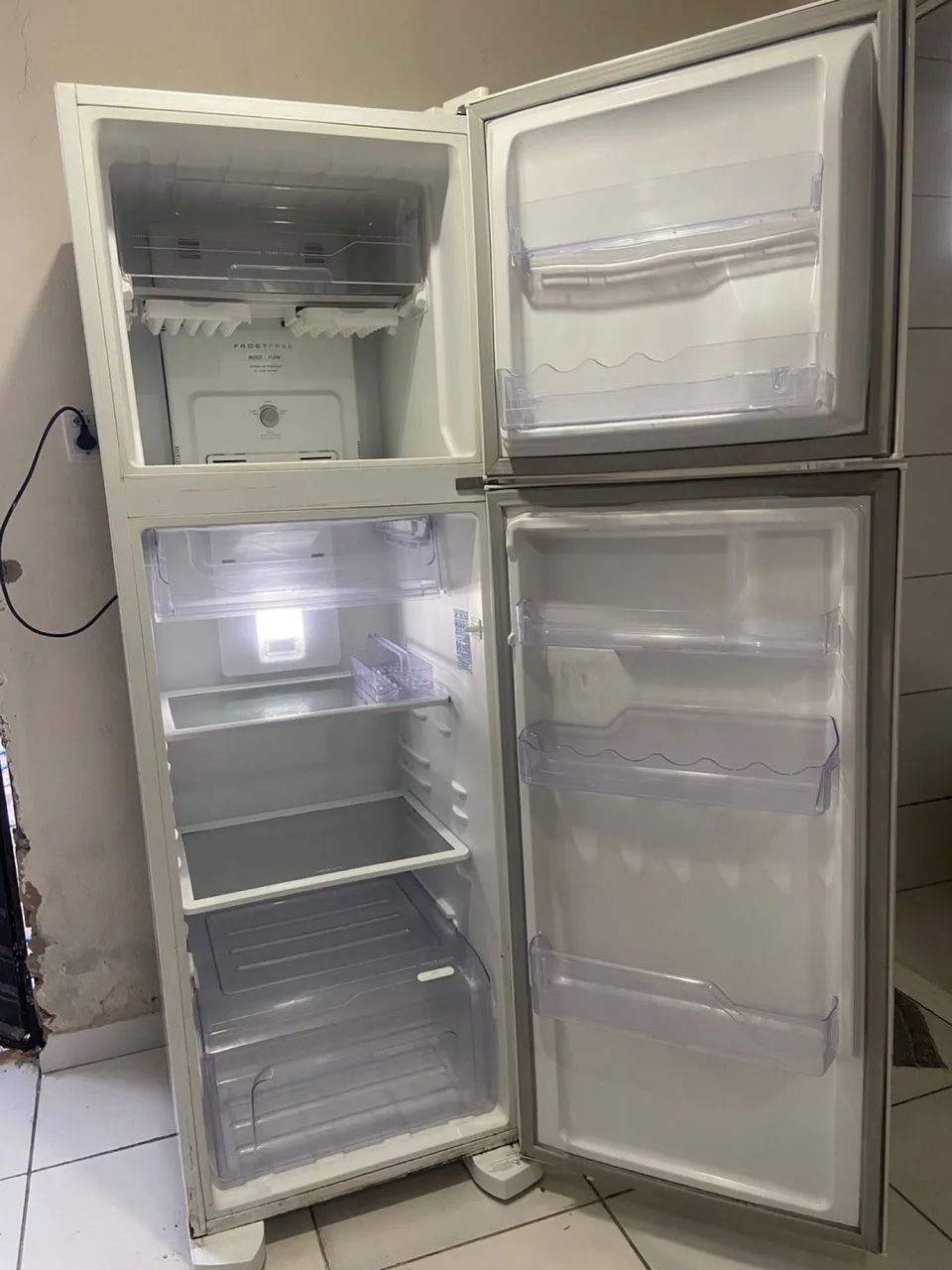 GELADEIRA FROST FREE BEM CONSERVADA