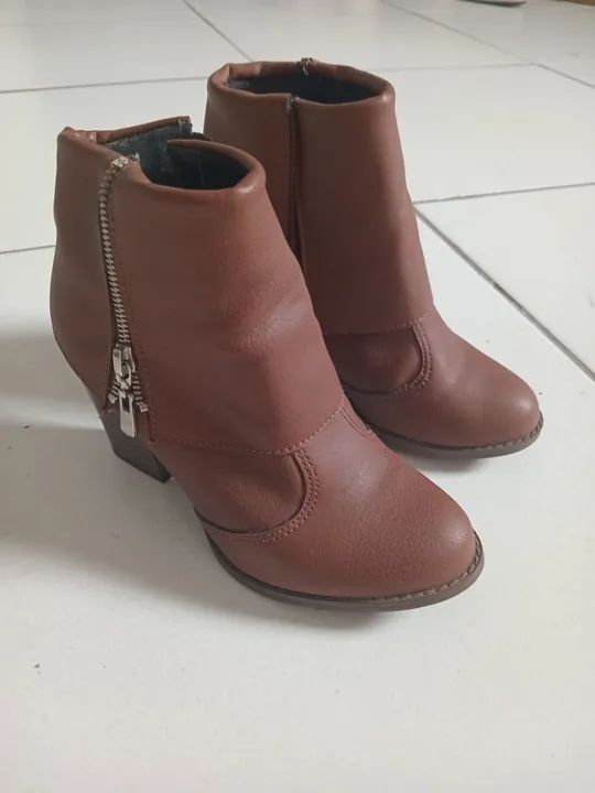 Botas de cano curto marrons marca Moleca - Foto 2