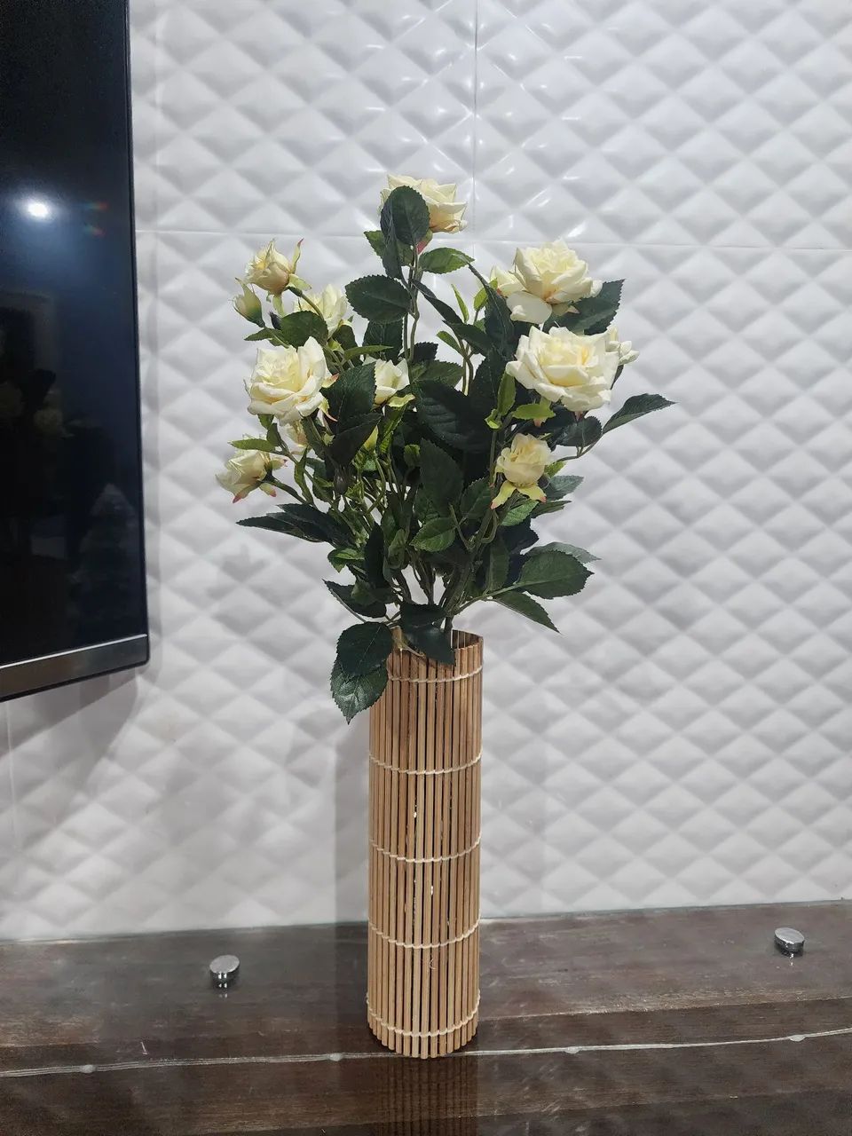  Vaso boho com arranjo rosas offwhite