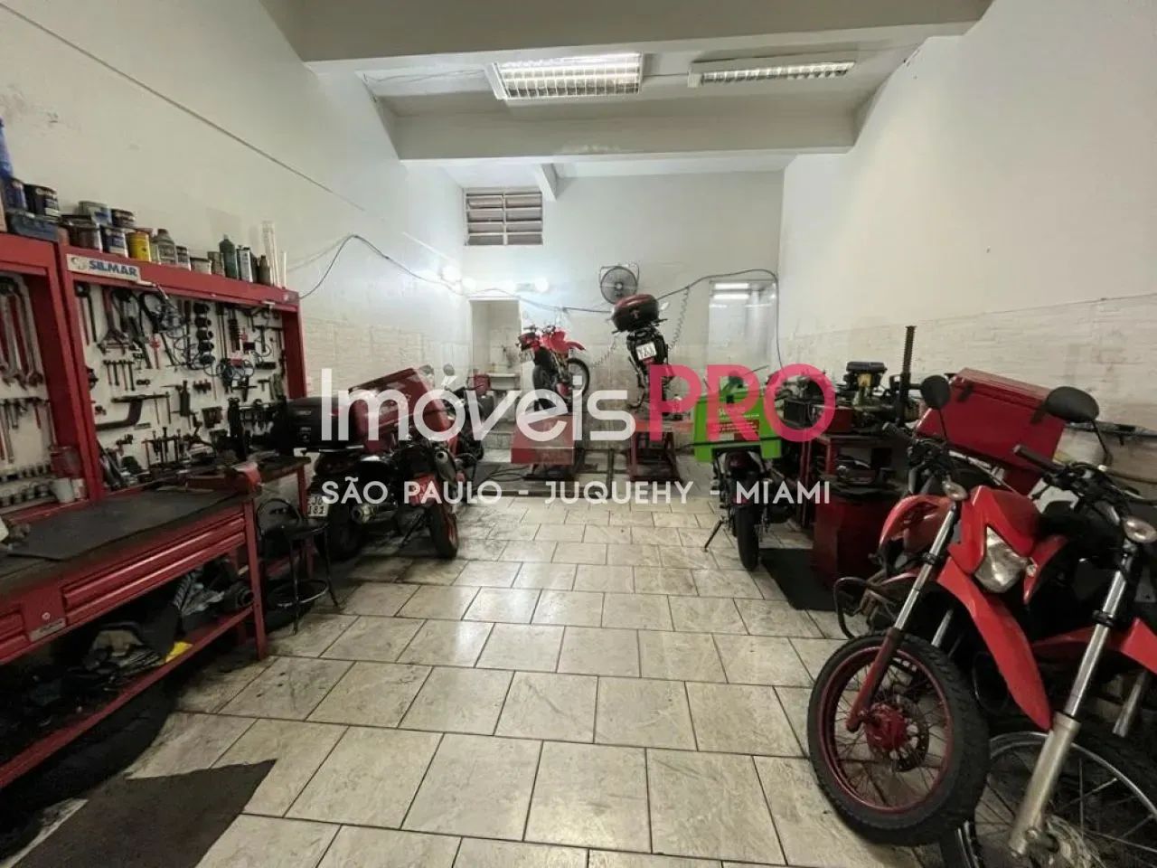 Comercial ao lado do metrô Mackenzie