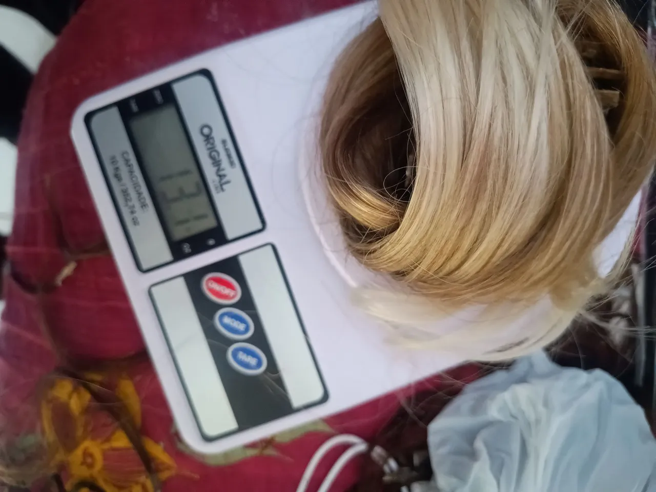 Aplique de cabelo loiro com mechas
