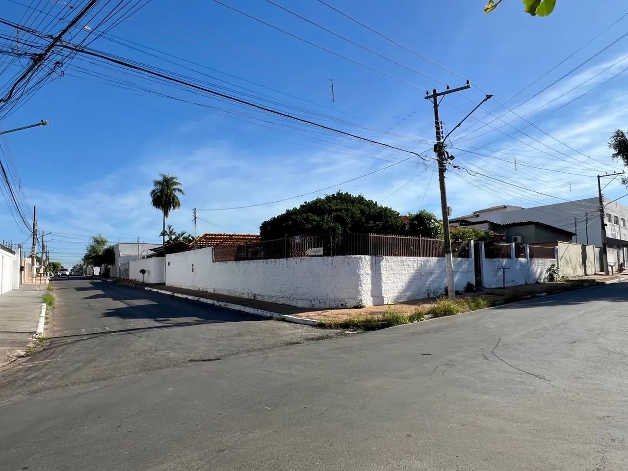 Vende-se ampla casa no Centro de Várzea Grande MT - Foto 3