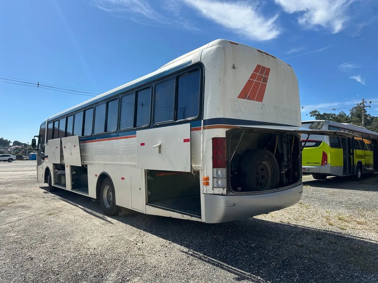 Ônibus fretamento motor dianteiro com ar - Foto 2