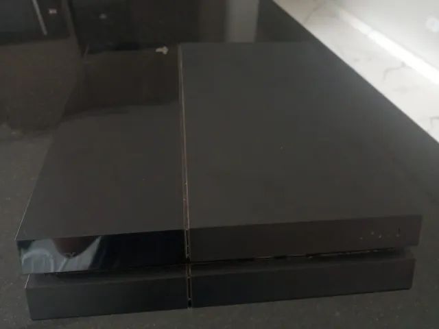 PS 4 usado com 8jogos de CD e 4 controles  - Foto 3