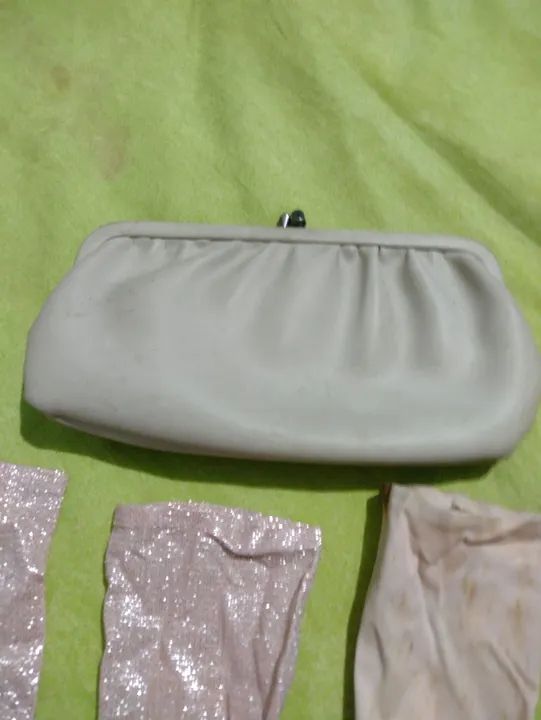 Bolsa de mão 2 pares de luvas antigas  - Foto 4