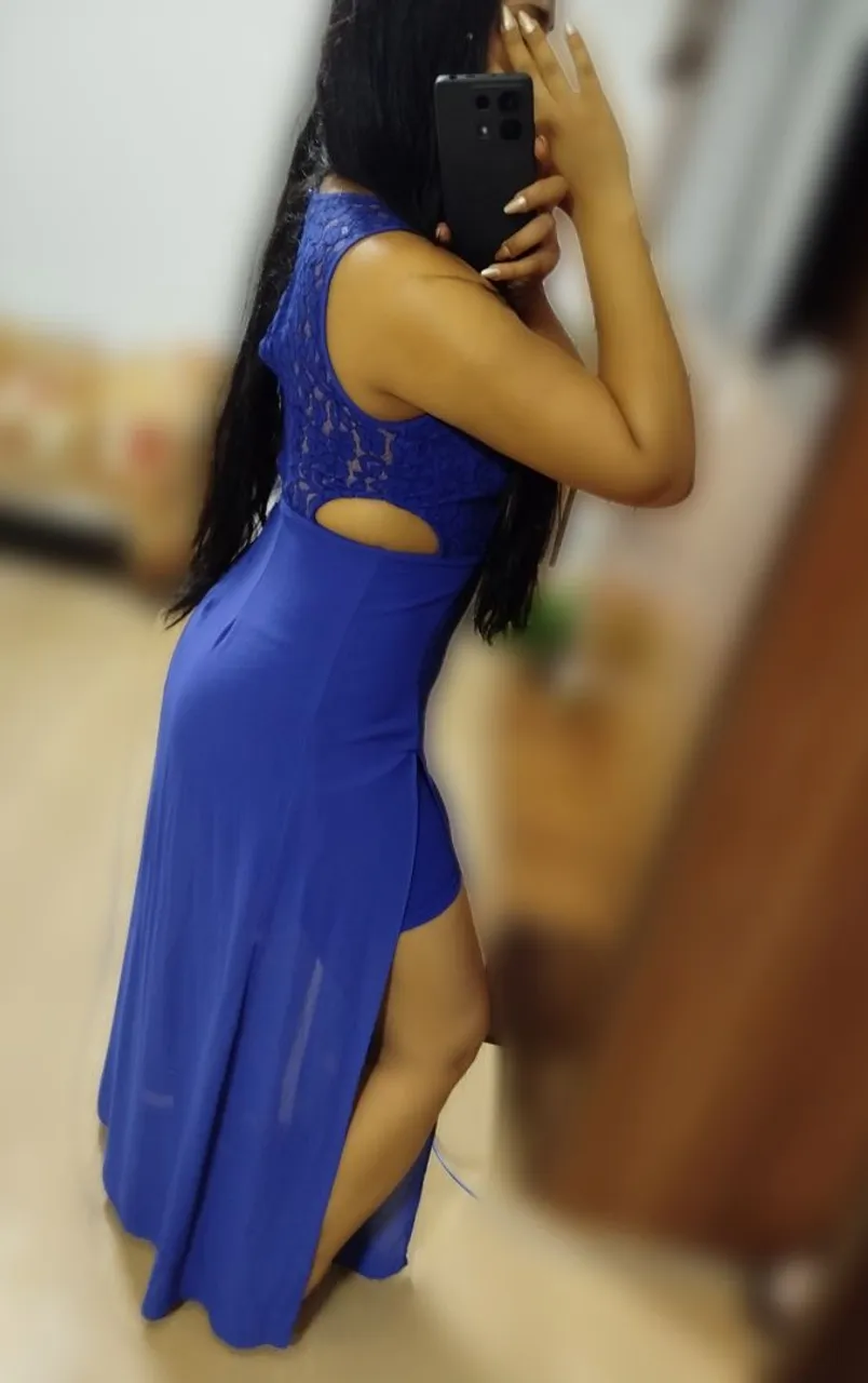Lindo vestido azul com detalhes em renda
