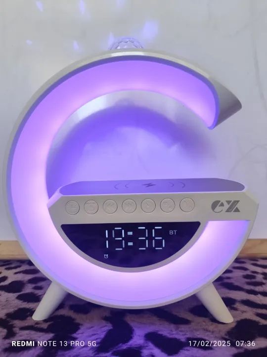 Luminária G RGB Colorida com Relógio Caixa de Som Bluetooth e Carregamento por Indução. - Foto 5