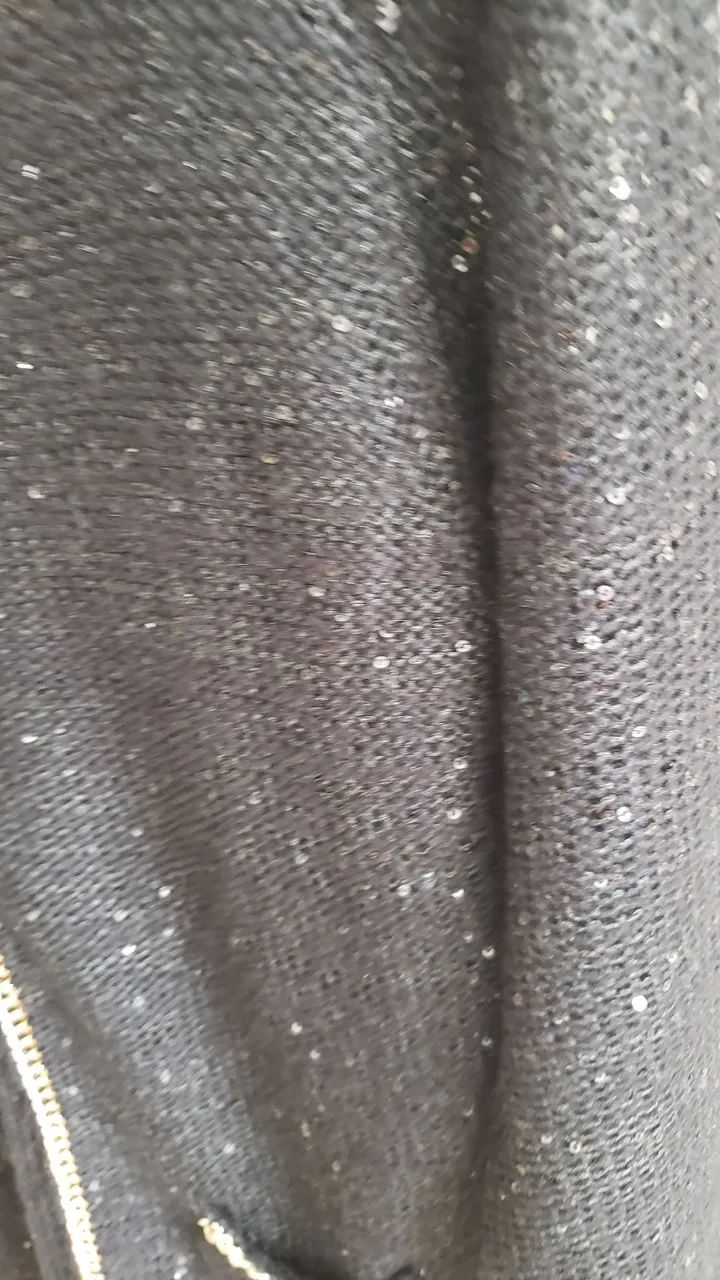 Blusa preta com paetê e corrente dourada - Foto 6