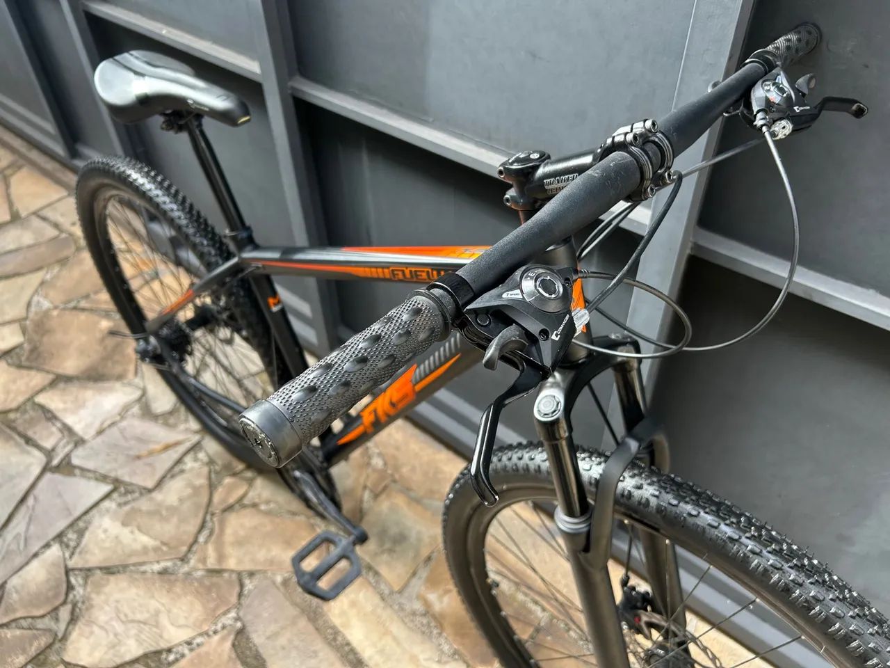 BICICLETA MTB ARO 29? FKS TAMANHO 17? TRANSMISSÃO SHIMANO 21v  NOVA SEM USO R$ 1100,00 - Foto 3