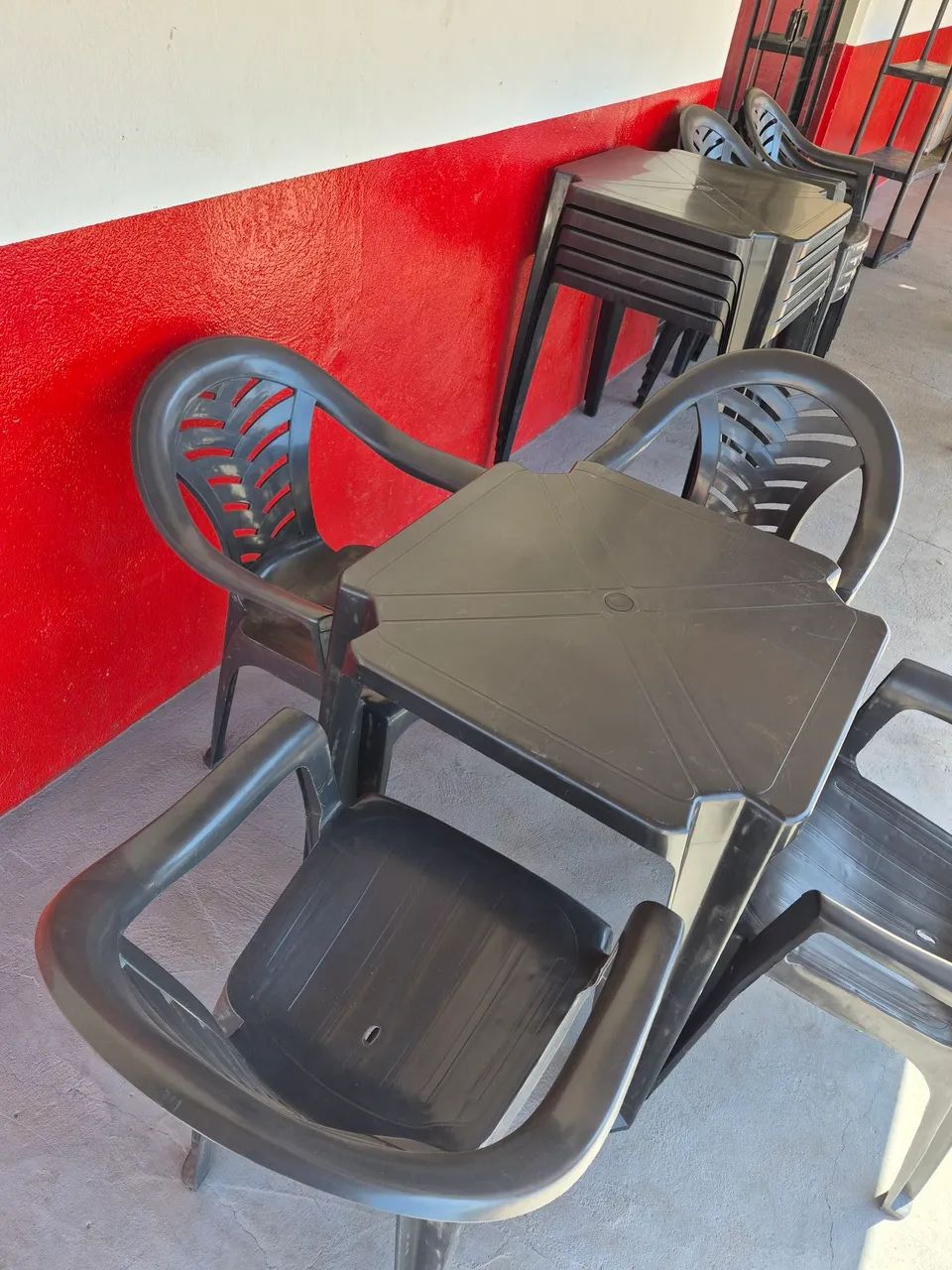 Jogo de mesa com 4 cadeiras plástica  - Foto 4
