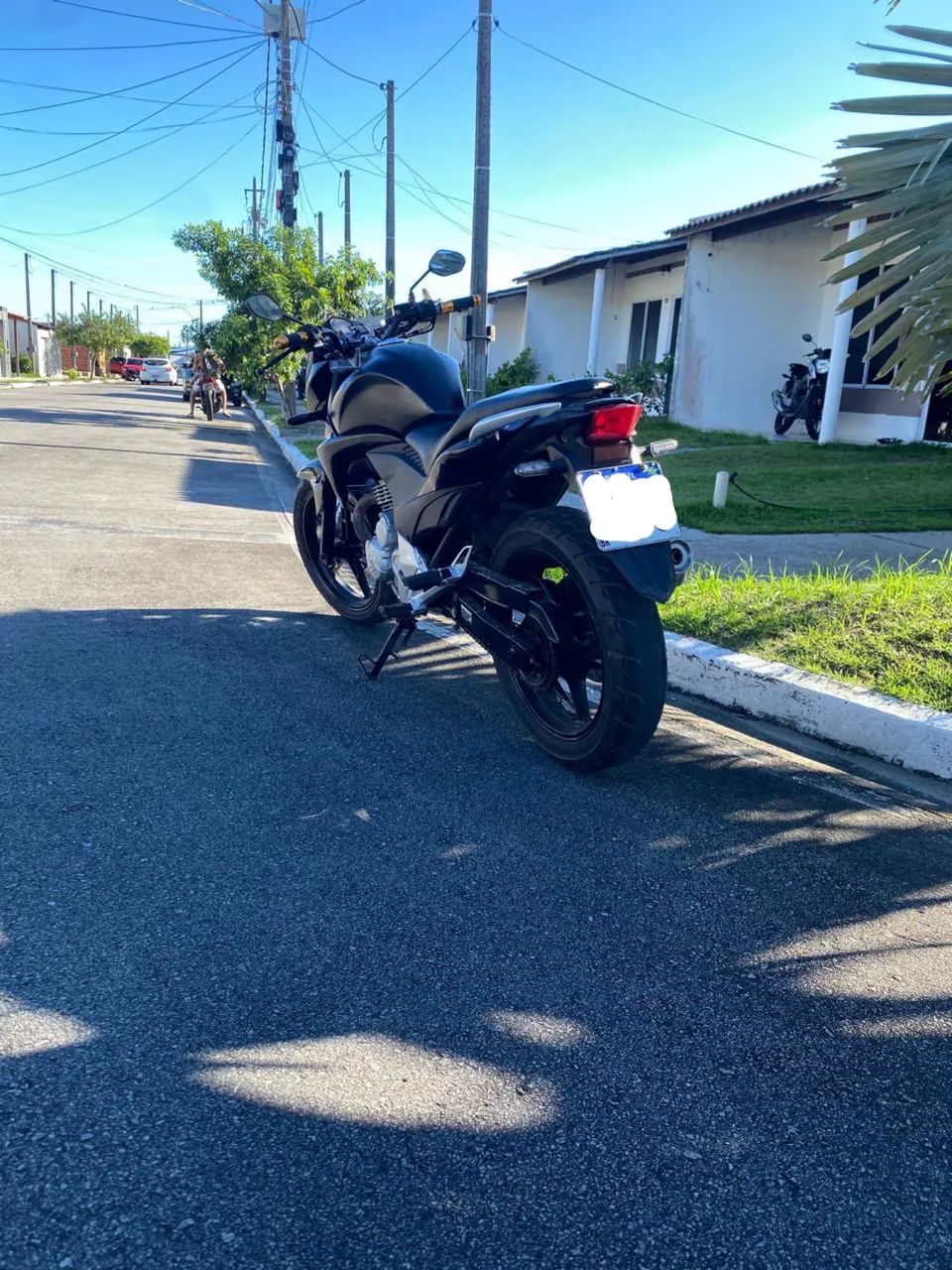 CB 300 preta 