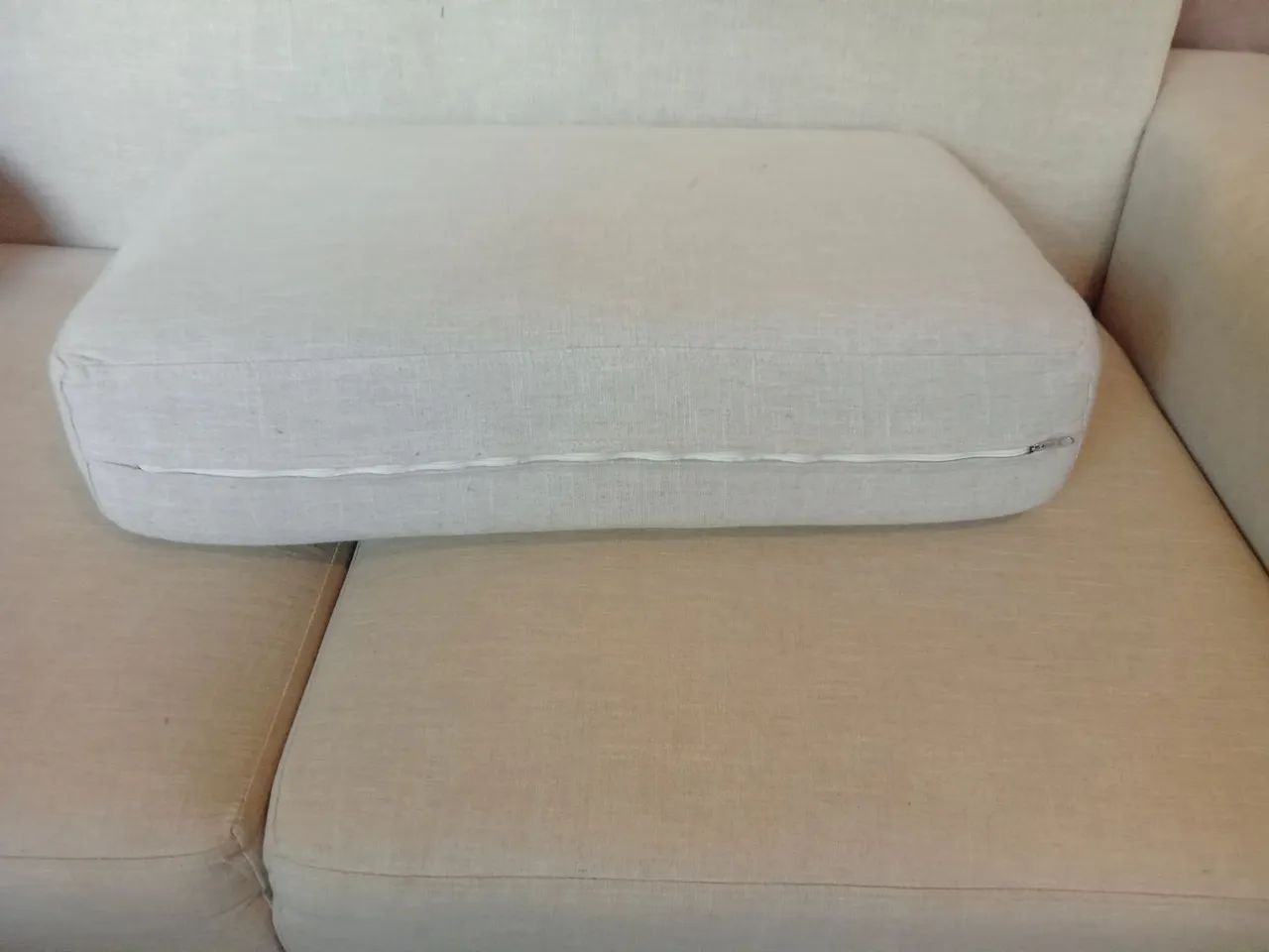Vendo sofá  de 2 lugares medindo  190×90   em excelente estado.  - Foto 4