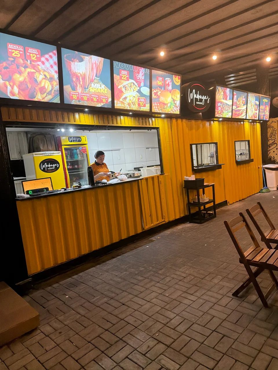 Vaga para caixa com experiência.e Garconete.