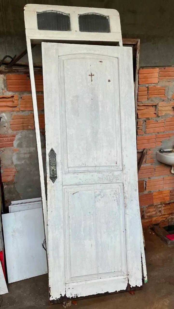 Vende-se porta de madeira 