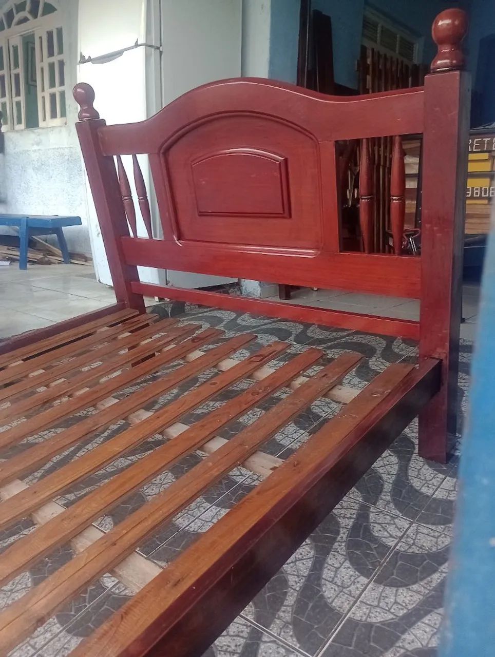Cama de casal madeira nobre e maciça 999,00