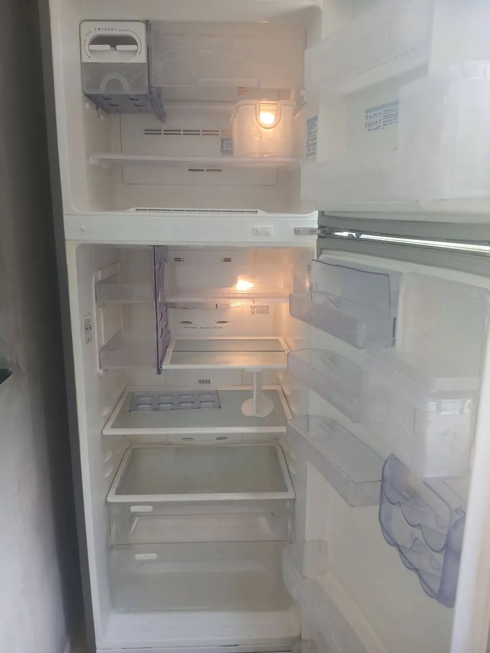 Vendo uma geladeira Electrolux frost free modelo DF50X conservada capacidade para 430 LT - Foto 3