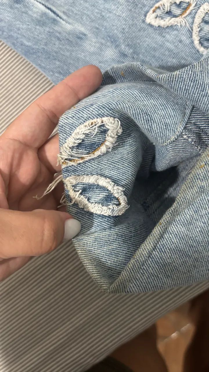 calça jeans pantalona flores laterais - Foto 2