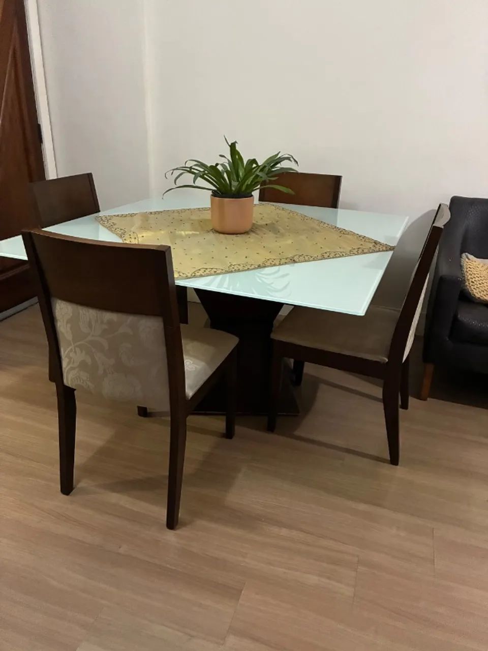 Mesa de jantar quadrada com 04 cadeiras - Foto 2