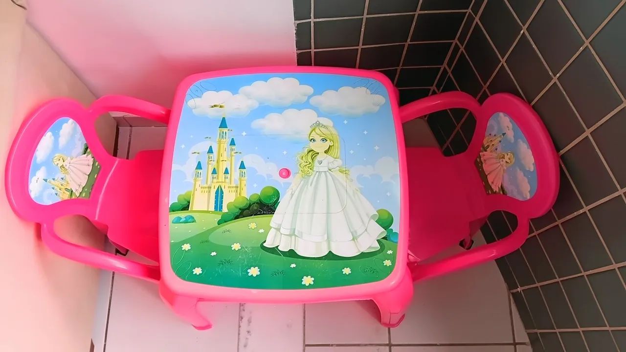 Mesa rosa infantil com 2 cadeiras - Foto 3