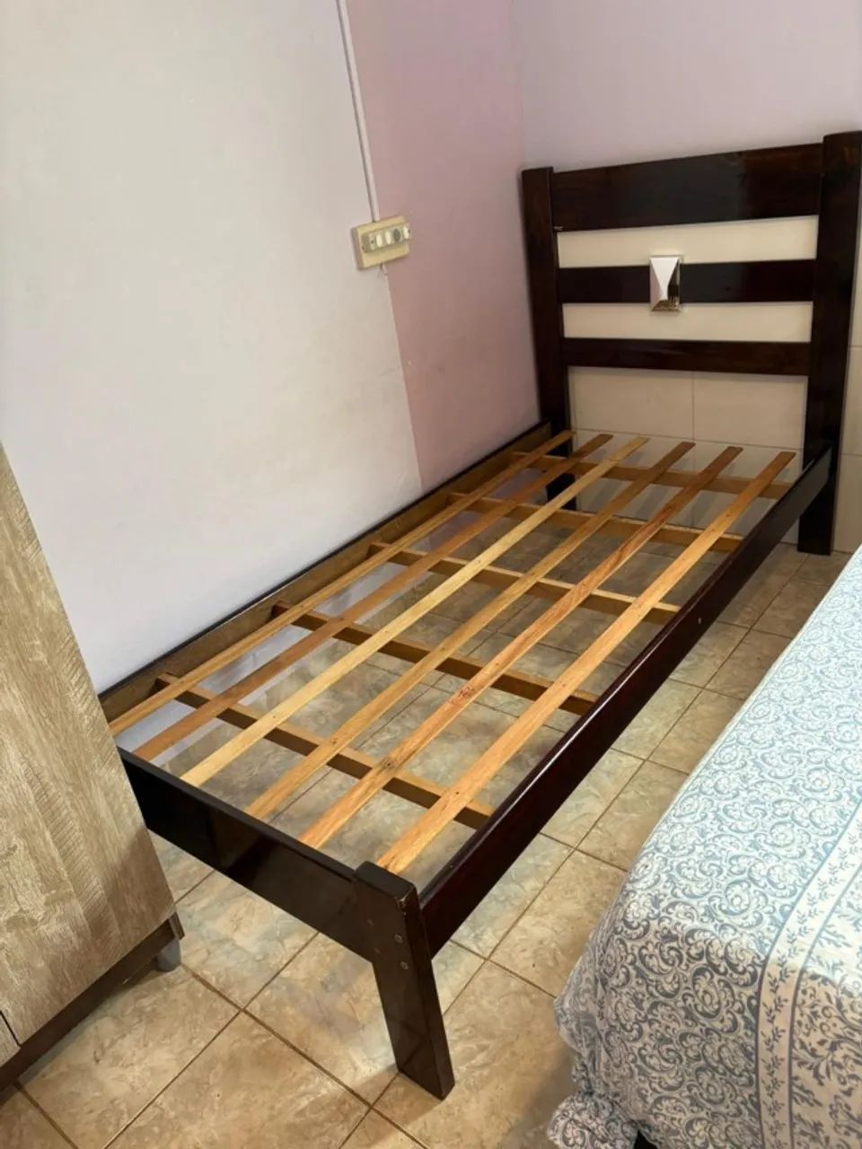 Cama de solteiro em madeira