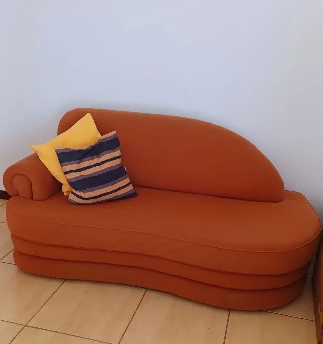 Sofá Divã em tecido aveludado