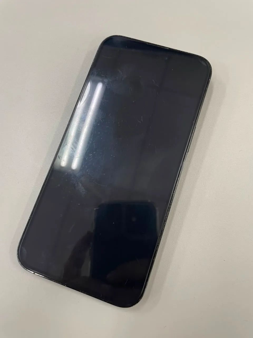 iPhone 14 Pro Max preto com detalhe 