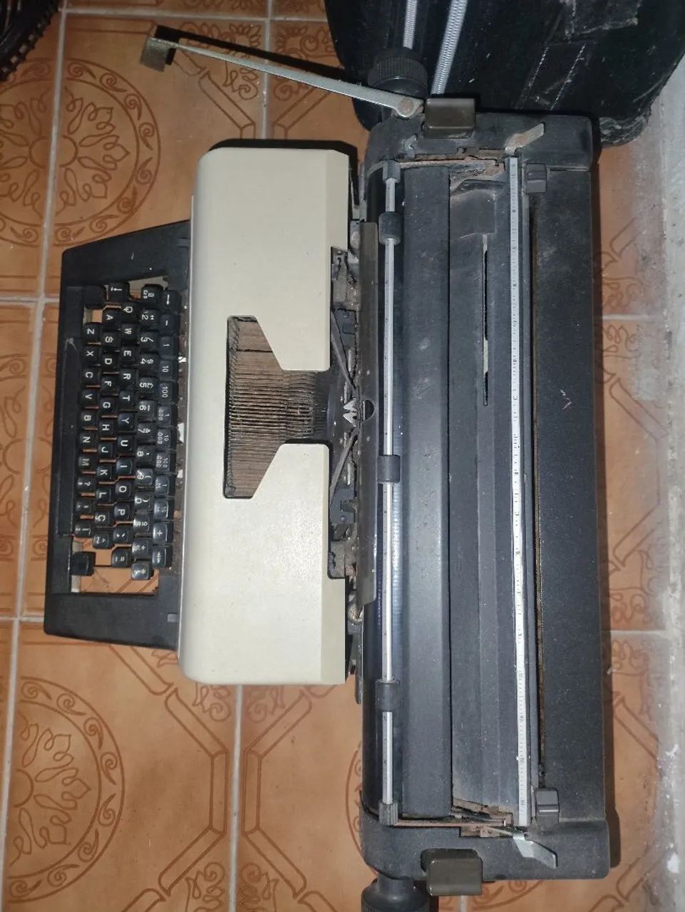Máquina de escrever antiga65581382764674120