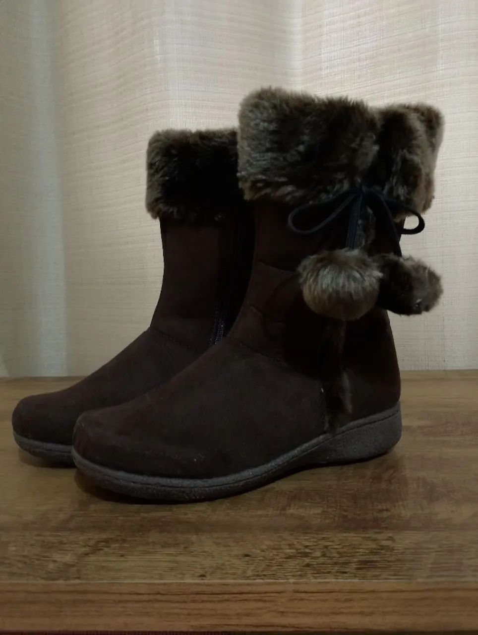 Bota feminina cano médio aveludada com forro e detalhe externo - Foto 2