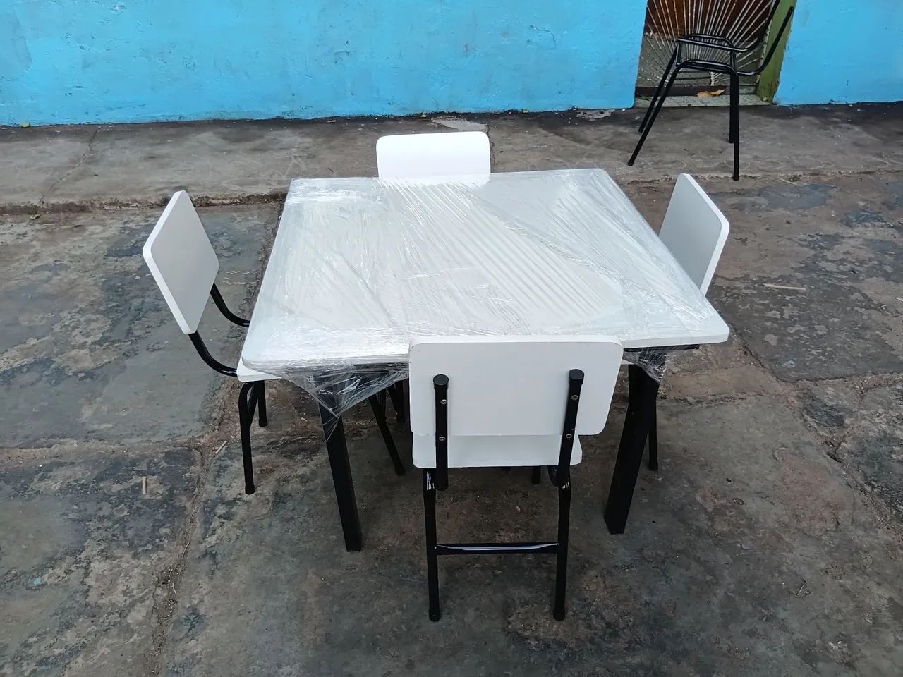 Conjunto infantil com uma mesa e quatro cadeiras  - Foto 5