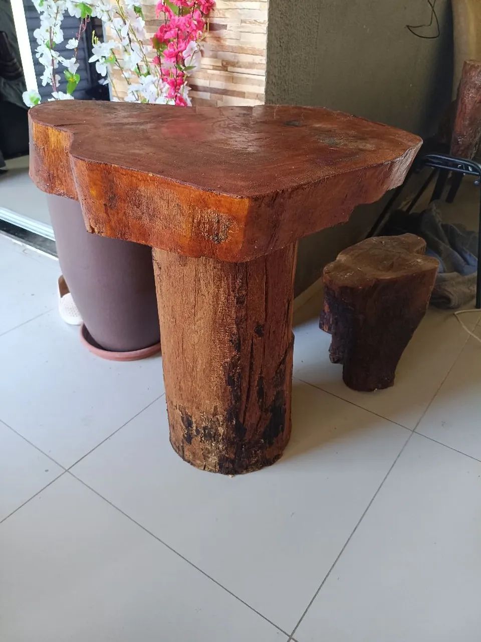 Mesa em madeira maciça rústica tratada e envernizada 