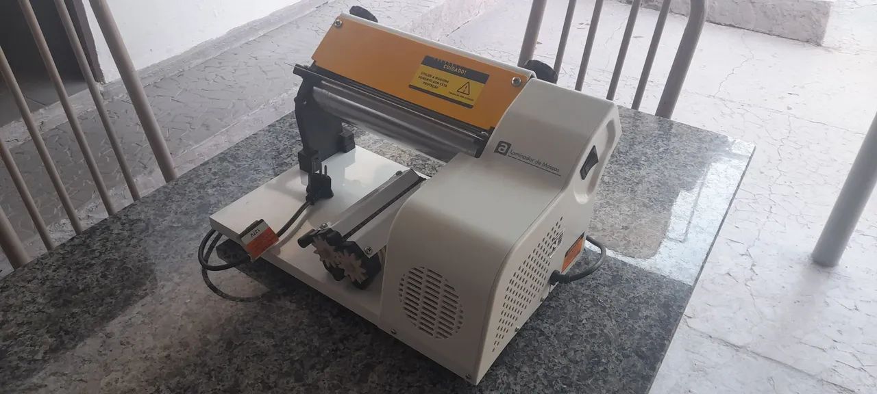 LAMINADOR DE MASSAS 127 volts 28 cm semi novo
