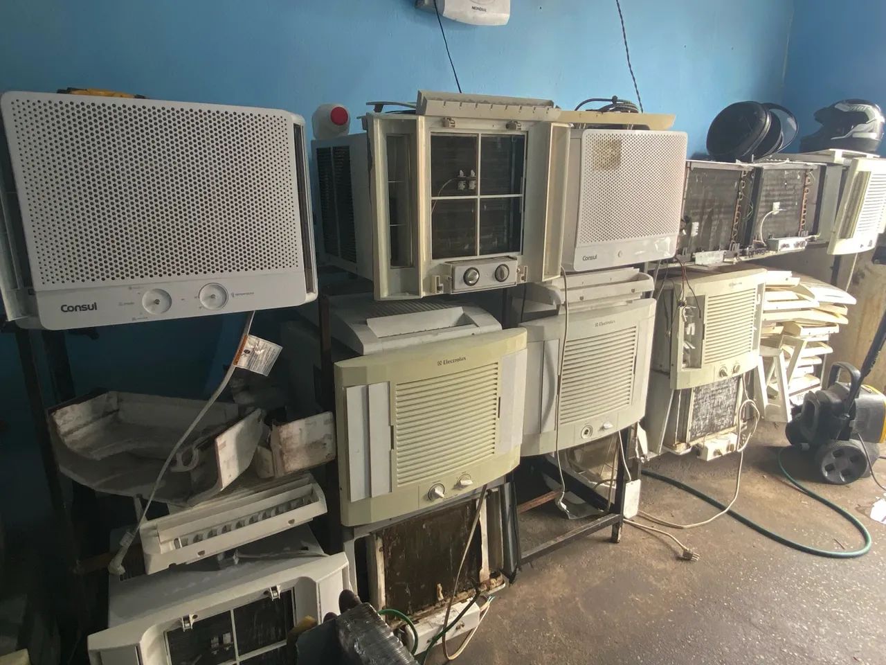 Ar-condicionado velho é queimado 