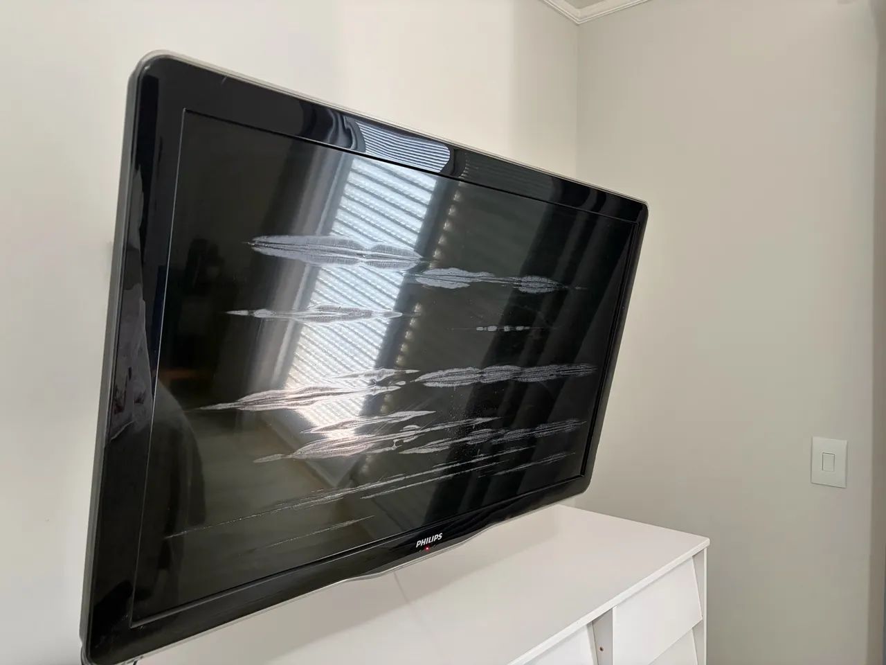 TV Philips 40polegadas tela danificada para doação 