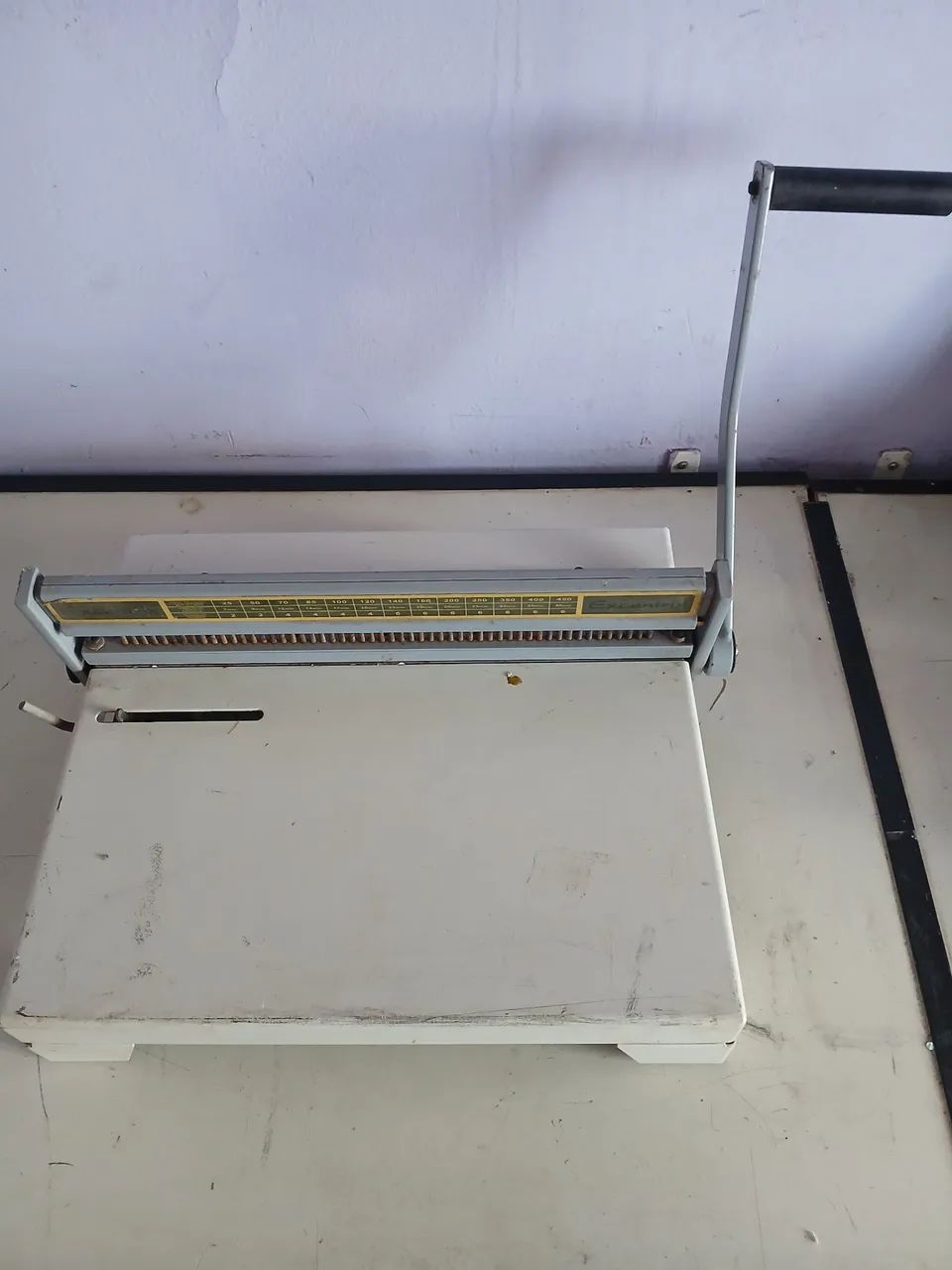 10-sheet A4 binding and punching machine