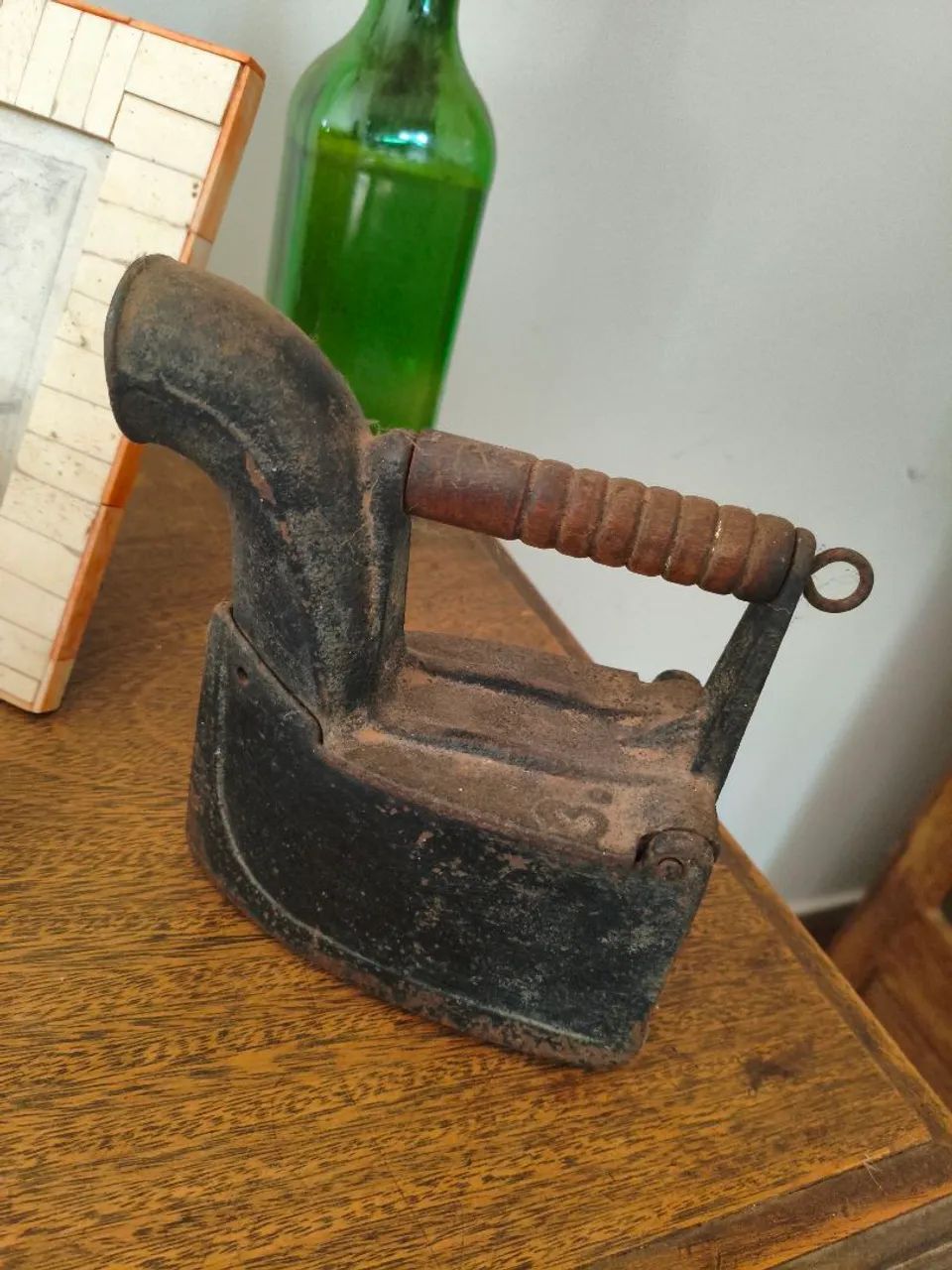 Ferro de passar antigo