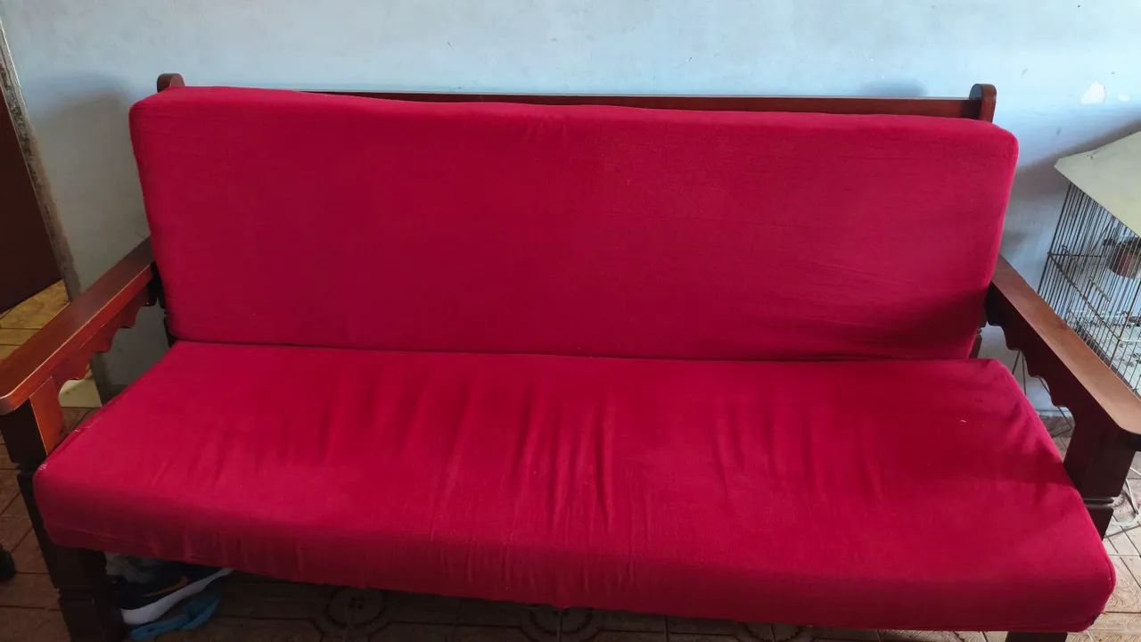 Sofá de madeira e 2 poltronas 