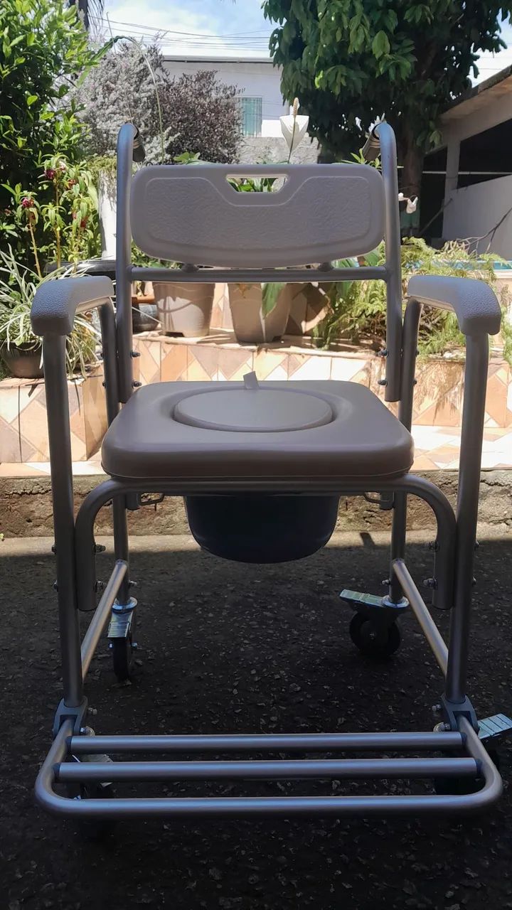 Cadeira de banho nova.de alumínio com comadre e acento almofadada e com freio nas 4 rodas. - Foto 4